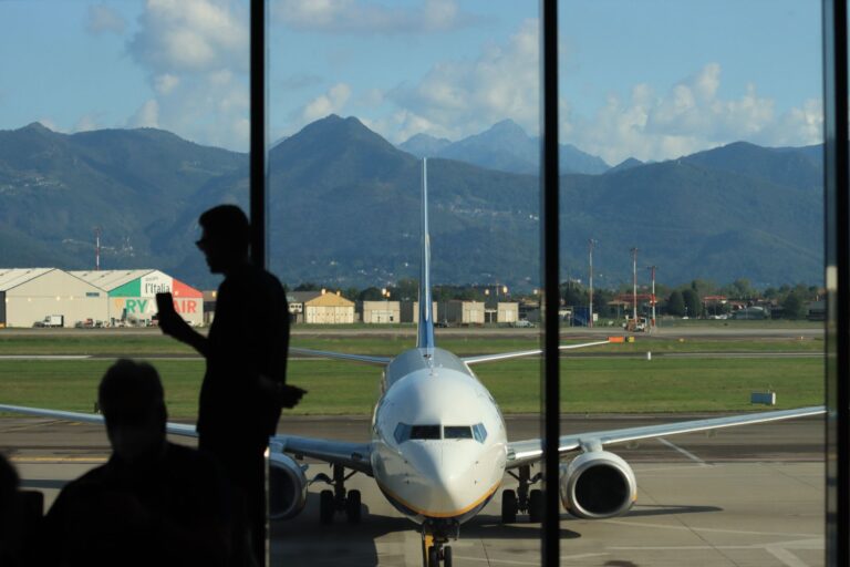 Home Elementor 5 Avión de pasajeros en pista de aeropuerto
