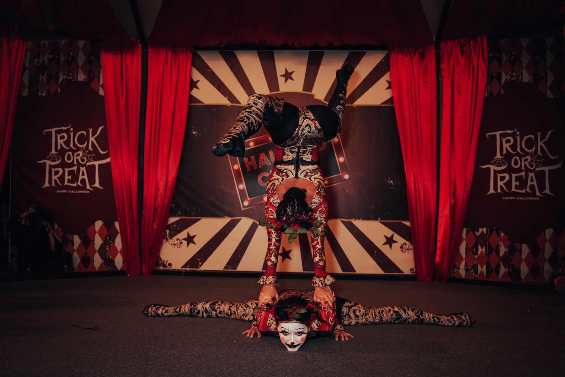 Actuación de circo con acrobacias y luces de espectáculo