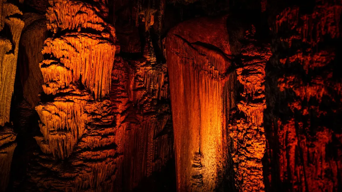 Interior de cueva prehistórica en el norte de España