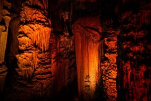 Interior de cueva prehistórica en el norte de España