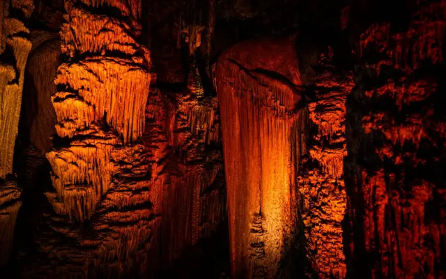 Interior de cueva prehistórica en el norte de España