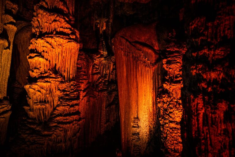 Home Elementor 6 Interior de cueva prehistórica en el norte de España