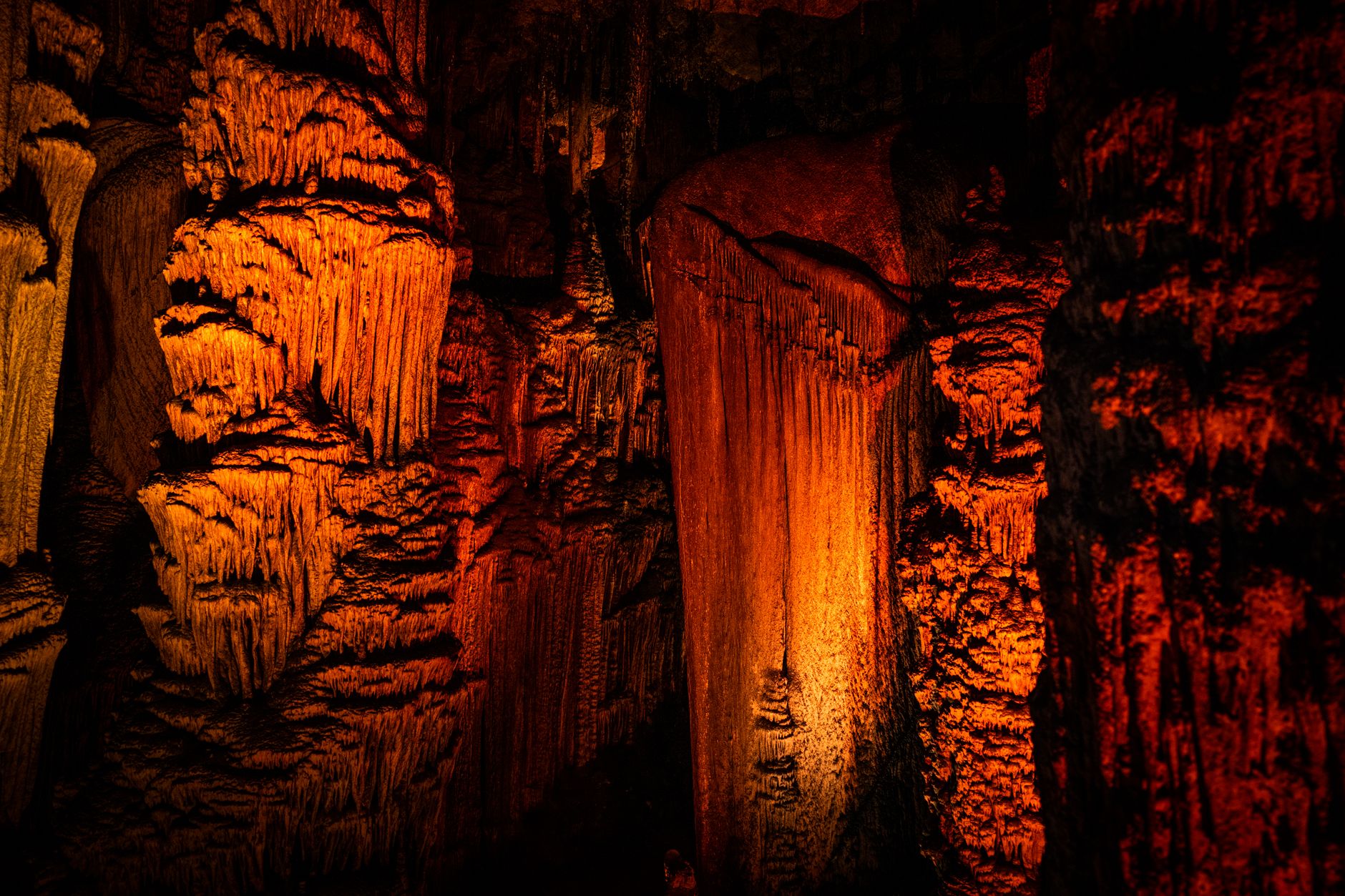 Interior de cueva prehistórica en el norte de España
