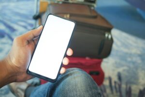 Viajero mostrando tarjeta de embarque móvil en el aeropuerto
