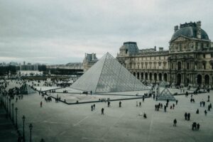 Pirámide del Louvre y museo en París
