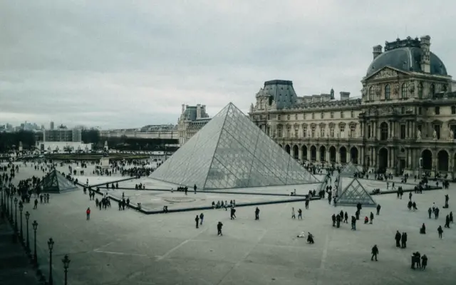 Pirámide del Louvre y museo en París