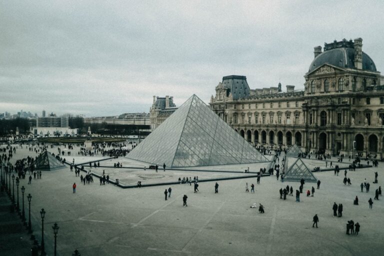 Pirámide del Louvre y museo en París