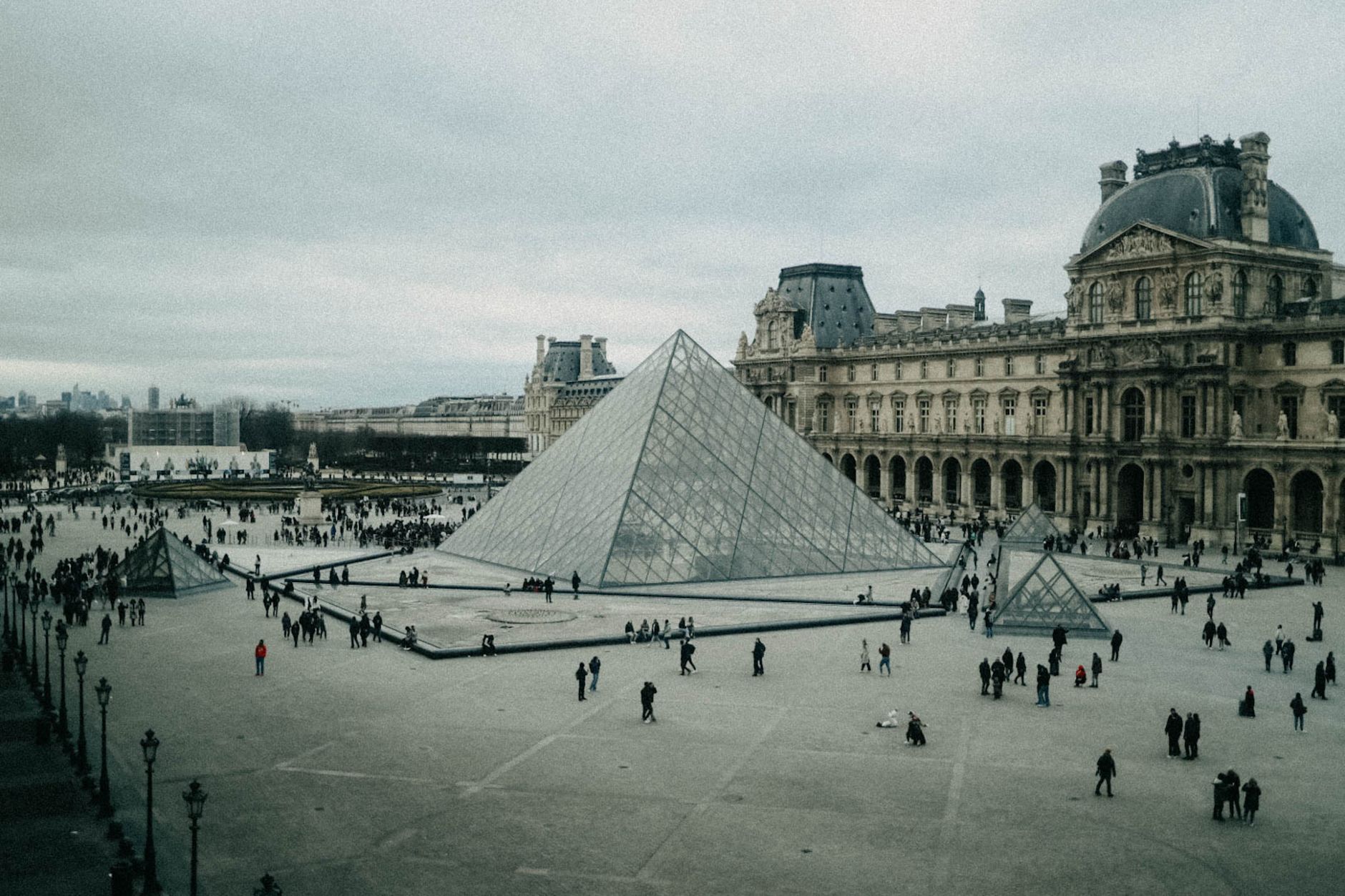 Pirámide del Louvre y museo en París