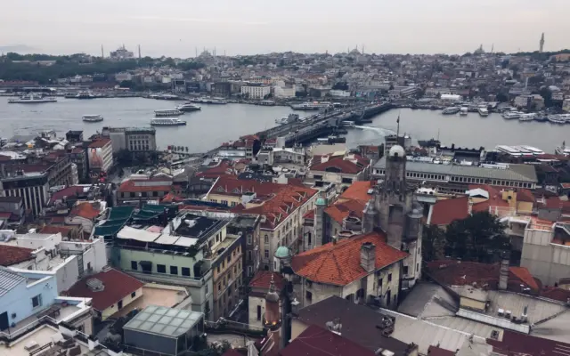 Skyline de Estambul con la Mezquita Azul y Santa Sofía al atardecer