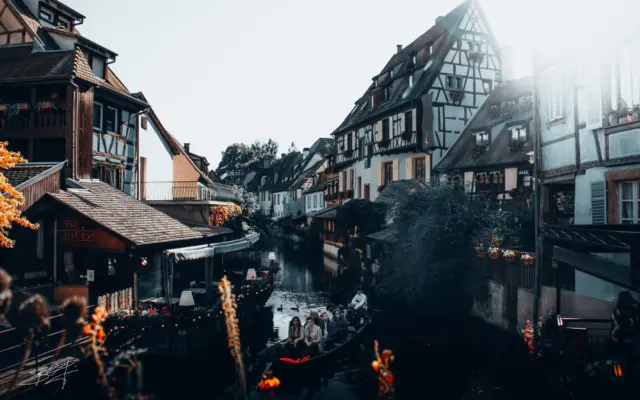Canal navegable en Alsacia Francia con barcos y paisaje verde
