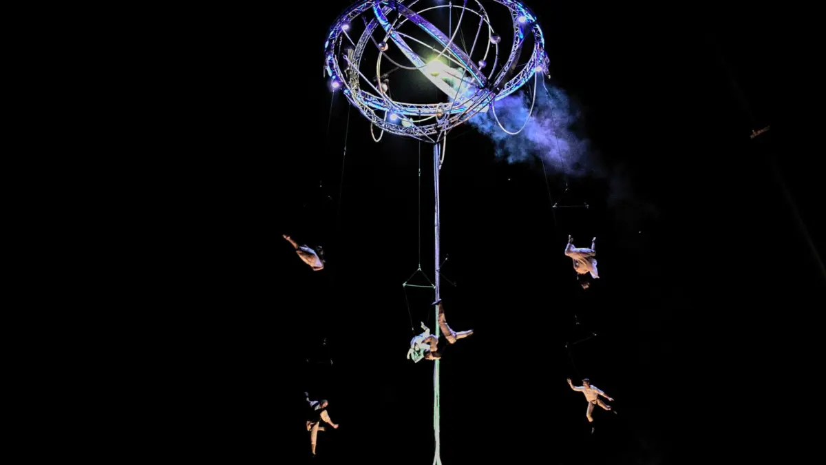 Acróbata de circo chino realizando una proeza de equilibrio