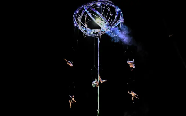 Acróbata de circo chino realizando una proeza de equilibrio