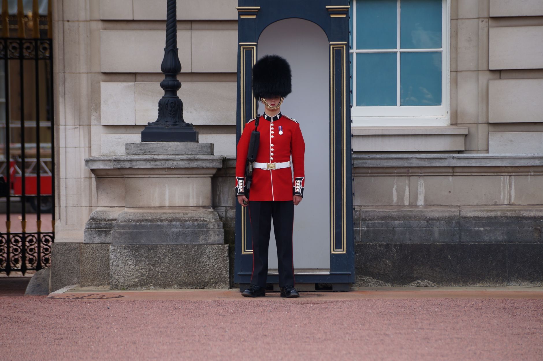 Guardia real frente al Palacio de Buckingham en Londres