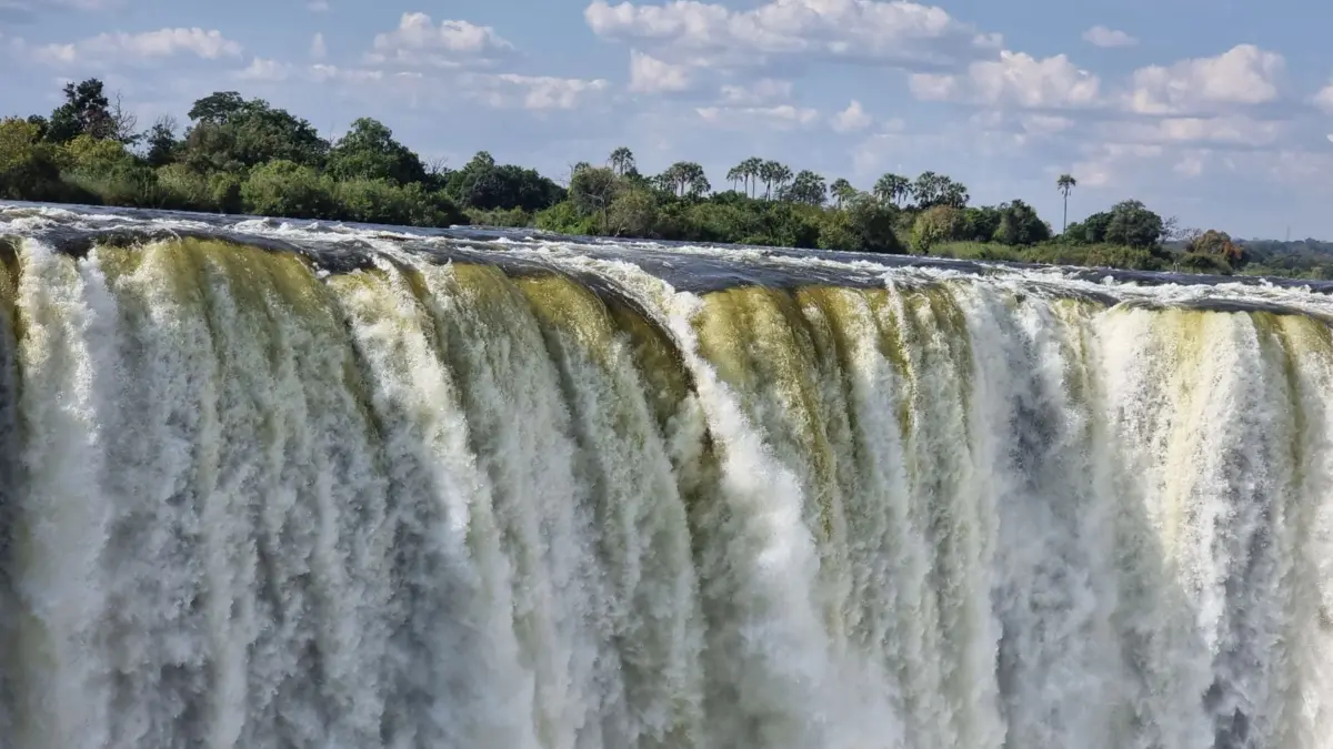 Cataratas Victoria Zimbabwe con spray y niebla impresionante