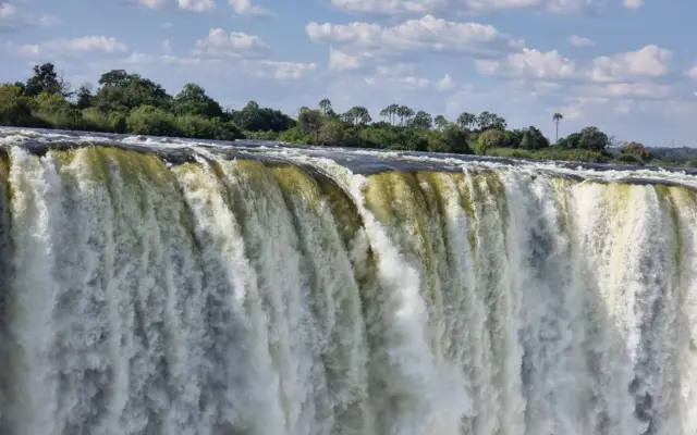 Cataratas Victoria Zimbabwe con spray y niebla impresionante