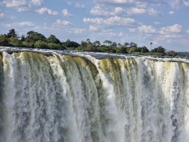 Home Elementor 4 Cataratas Victoria Zimbabwe con spray y niebla impresionante