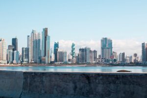 Skyline de Ciudad de Panamá visto desde el malecón con rascacielos al fondo