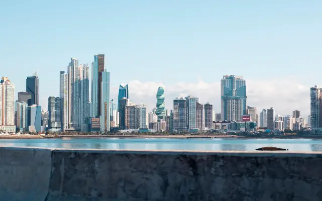 Skyline de Ciudad de Panamá visto desde el malecón con rascacielos al fondo