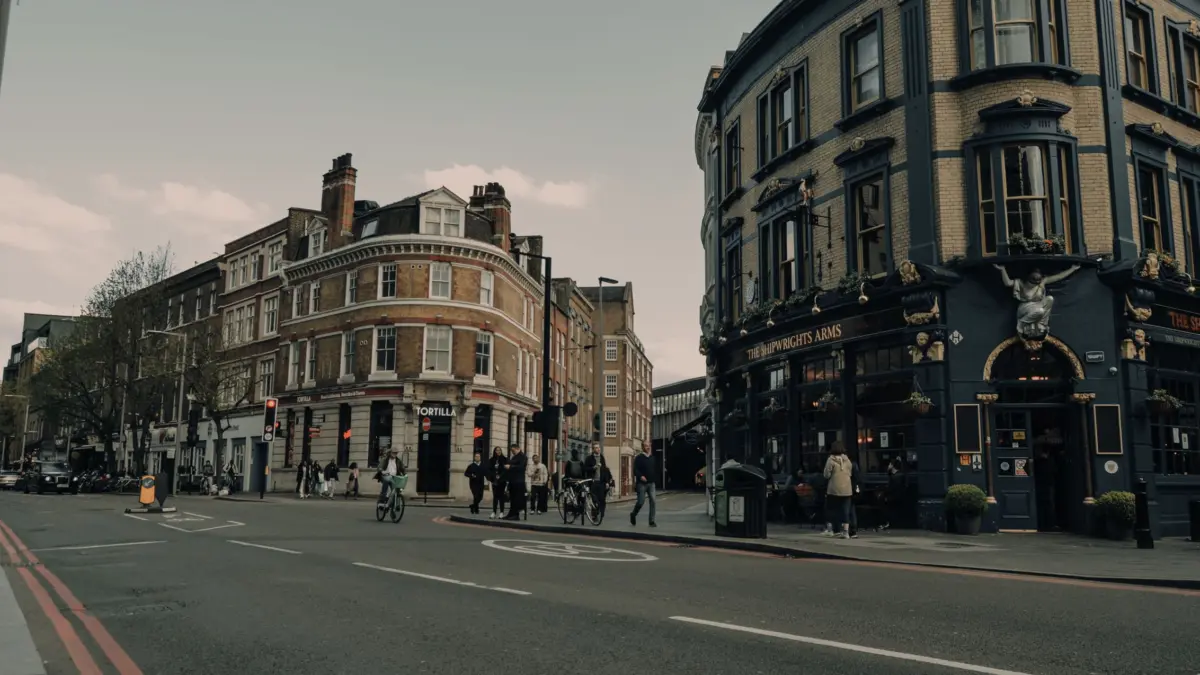 Calle clásica de Londres con arquitectura victoriana