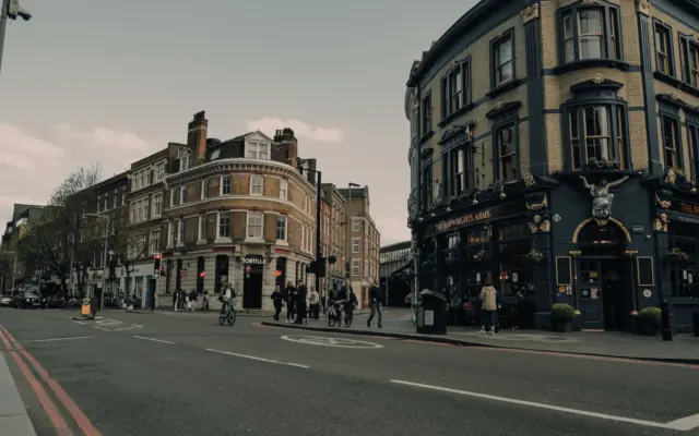 Calle clásica de Londres con arquitectura victoriana