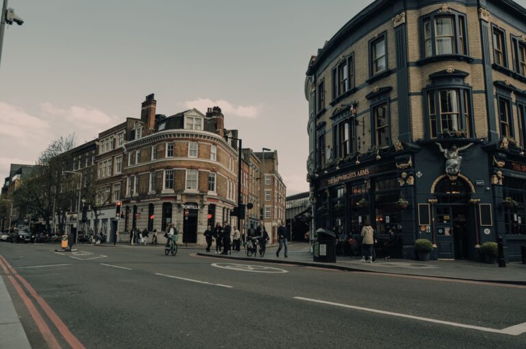 Calle clásica de Londres con arquitectura victoriana