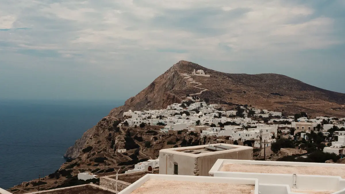 Pueblo blanco en lo alto de un acantilado en una isla griega