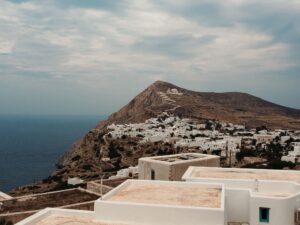 Pueblo blanco en lo alto de un acantilado en una isla griega