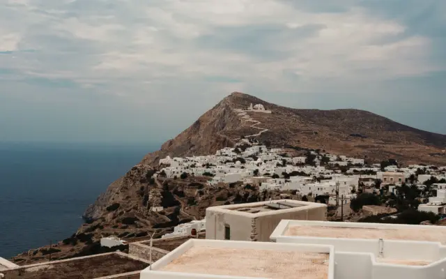 Pueblo blanco en lo alto de un acantilado en una isla griega
