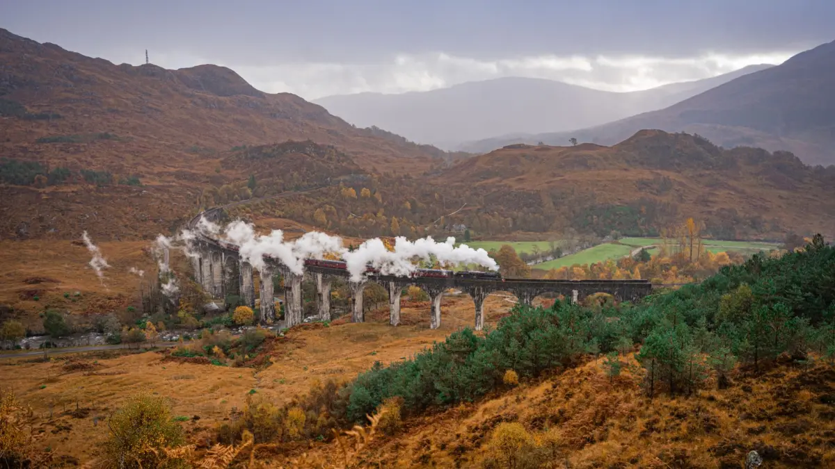 Tren de vapor Jacobite cruzando el viaducto de Glenfinnan en Escocia