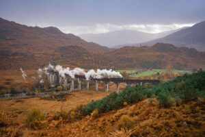 Home Elementor 22 Tren de vapor Jacobite cruzando el viaducto de Glenfinnan en Escocia