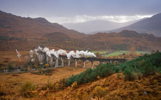 Tren de vapor Jacobite cruzando el viaducto de Glenfinnan en Escocia