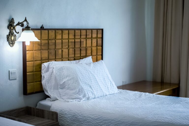 Home Elementor 4 Cama de hotel bien hecha con almohadas blancas y sábanas limpias para dormir cómodo viajando