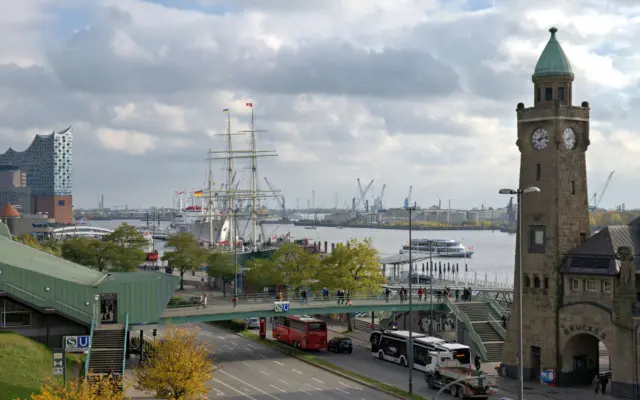 Puerto de Hamburgo con edificios históricos reflejados en el canal