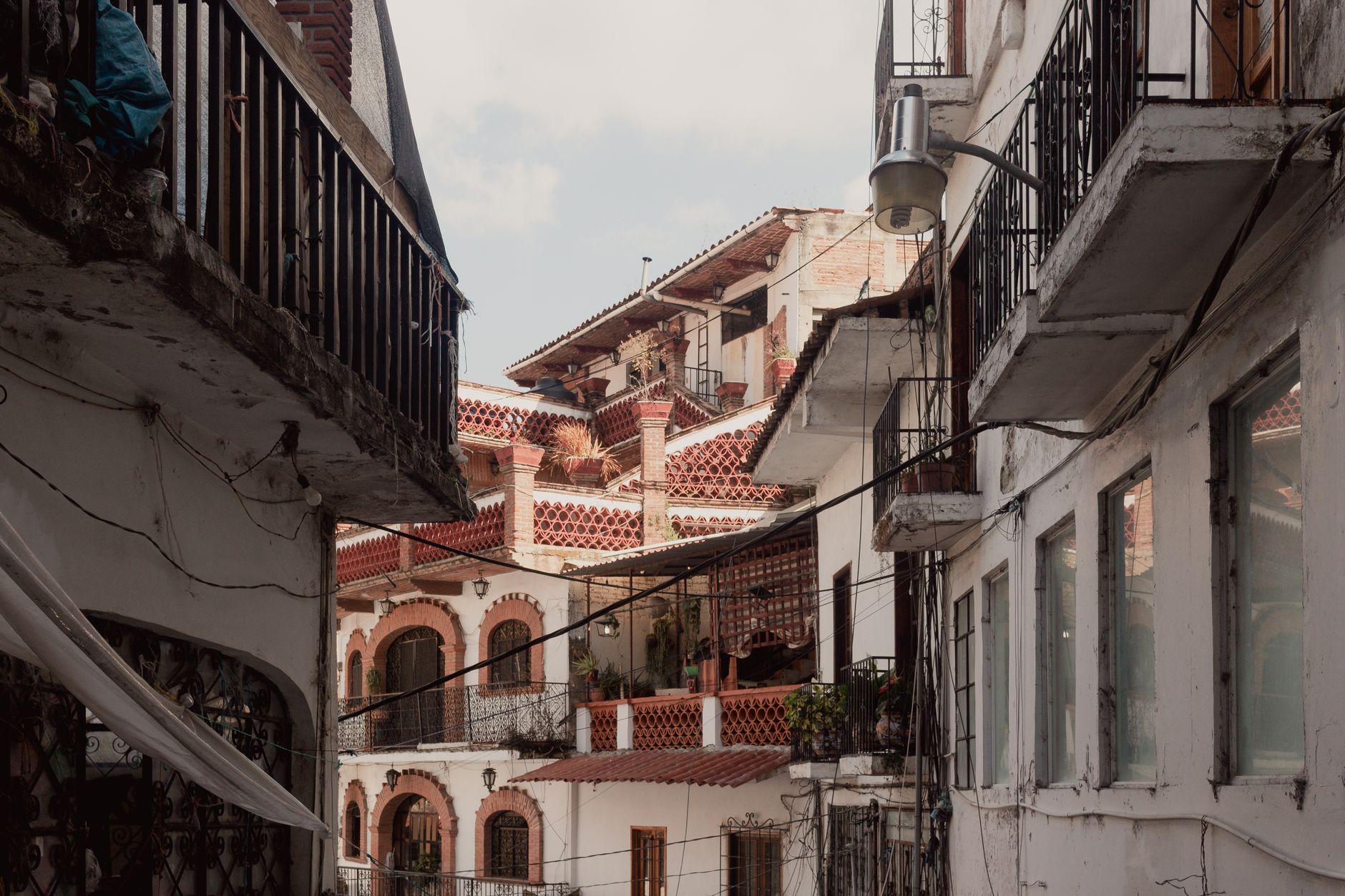 Vista panorámica de Taxco Guerrero México con techos de tejas rojas