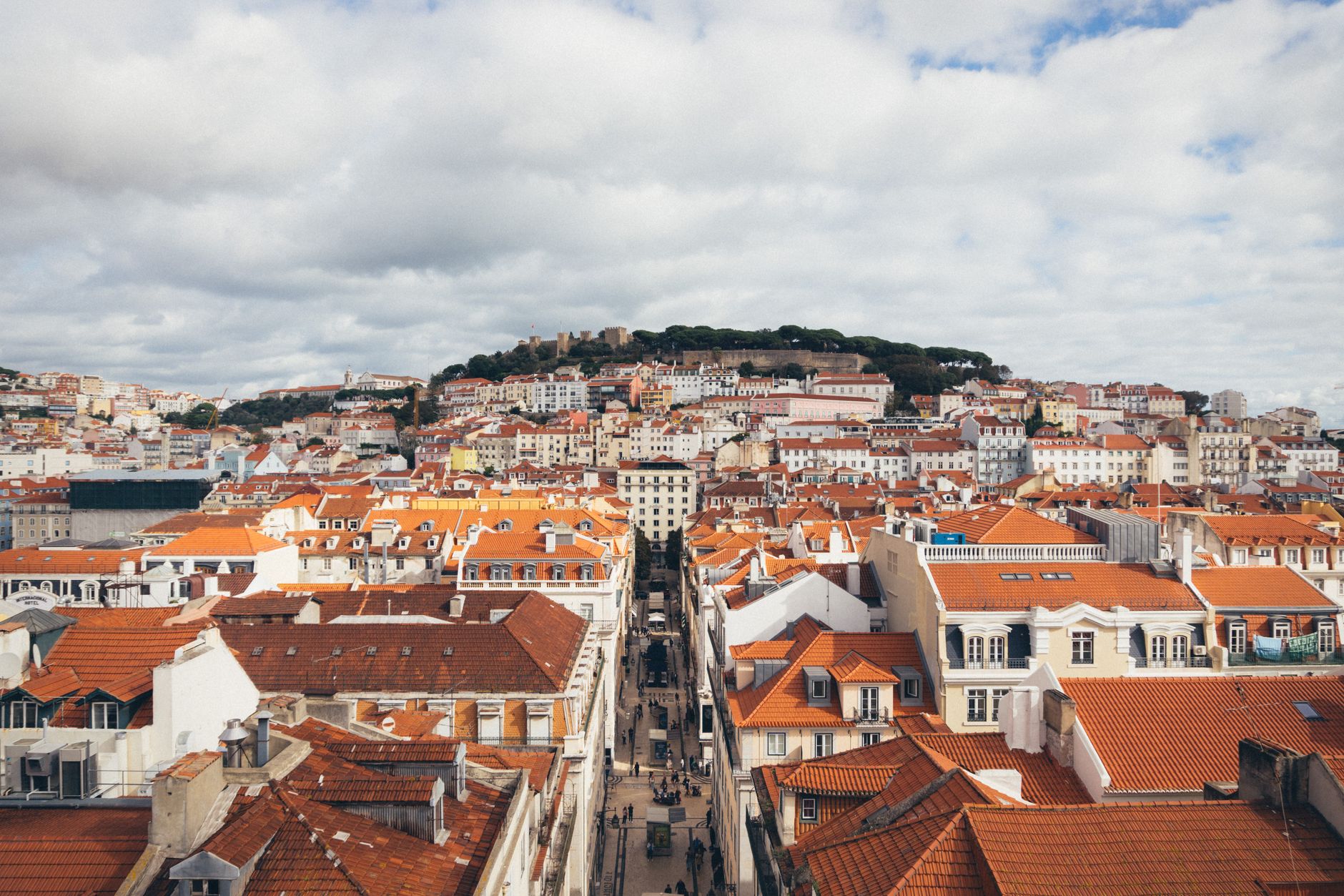 Barrio de Alfama en Lisboa con casas coloridas y fachadas azulejadas