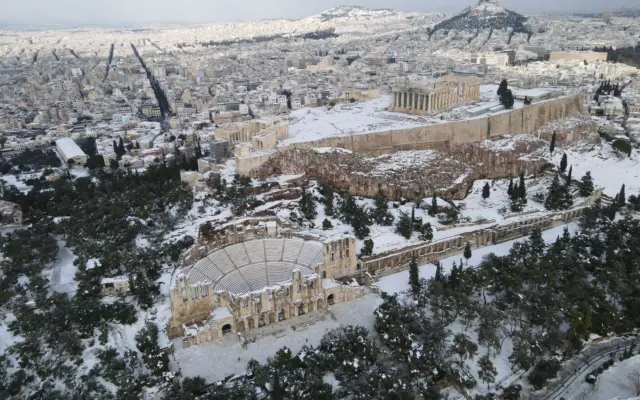 Acrópolis de Atenas con el Partenon visible desde la ciudad