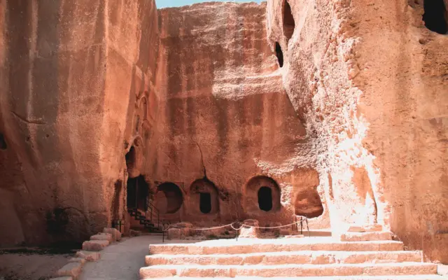 interior de una cueva había excavada en roca con decoración rústica