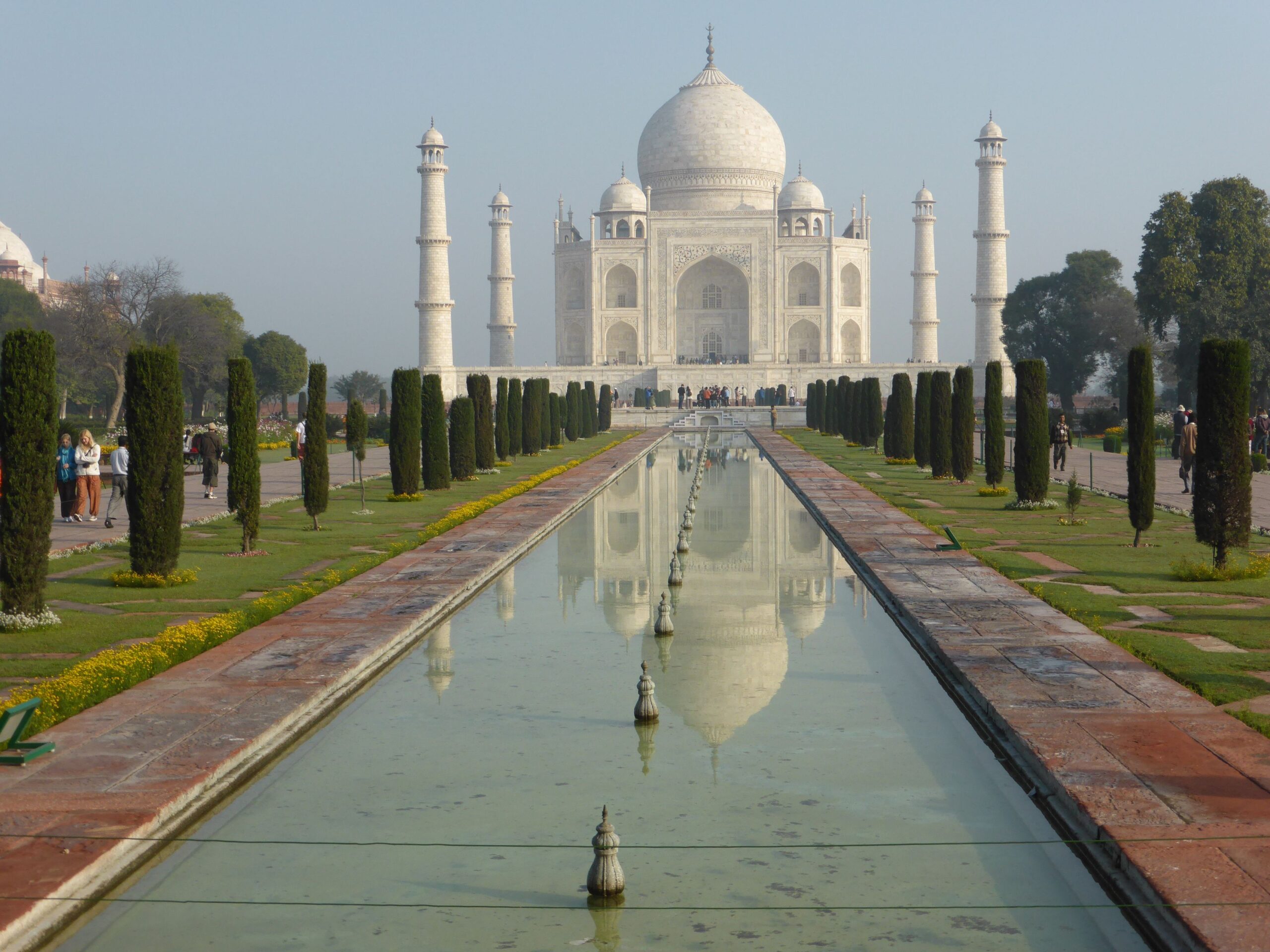 Vista frontal del Taj Mahal con los jardines y la fuente central