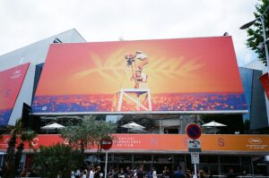 Sala de cine iluminada con pantalla grande en festival de cine