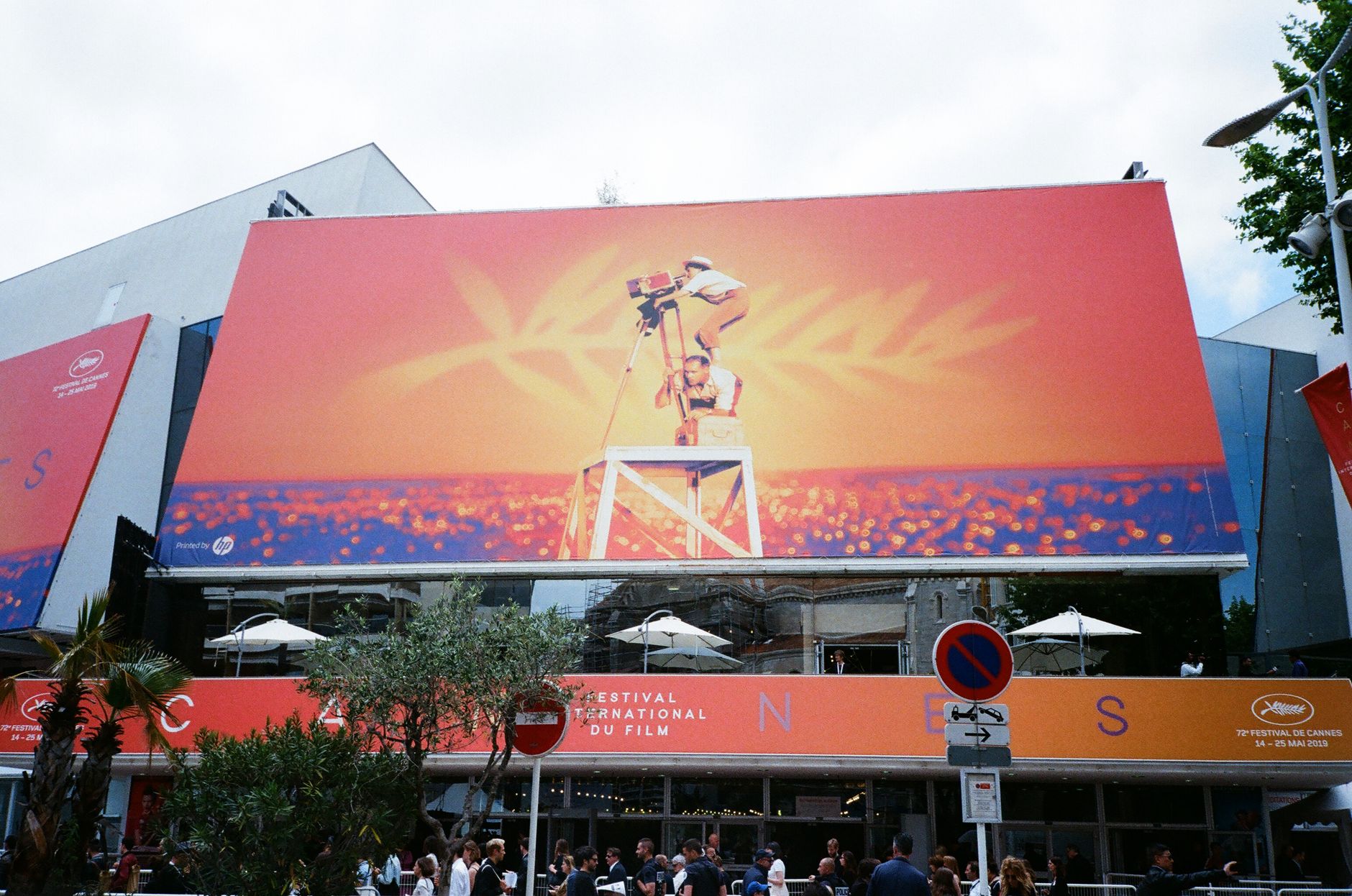 Sala de cine iluminada con pantalla grande en festival de cine