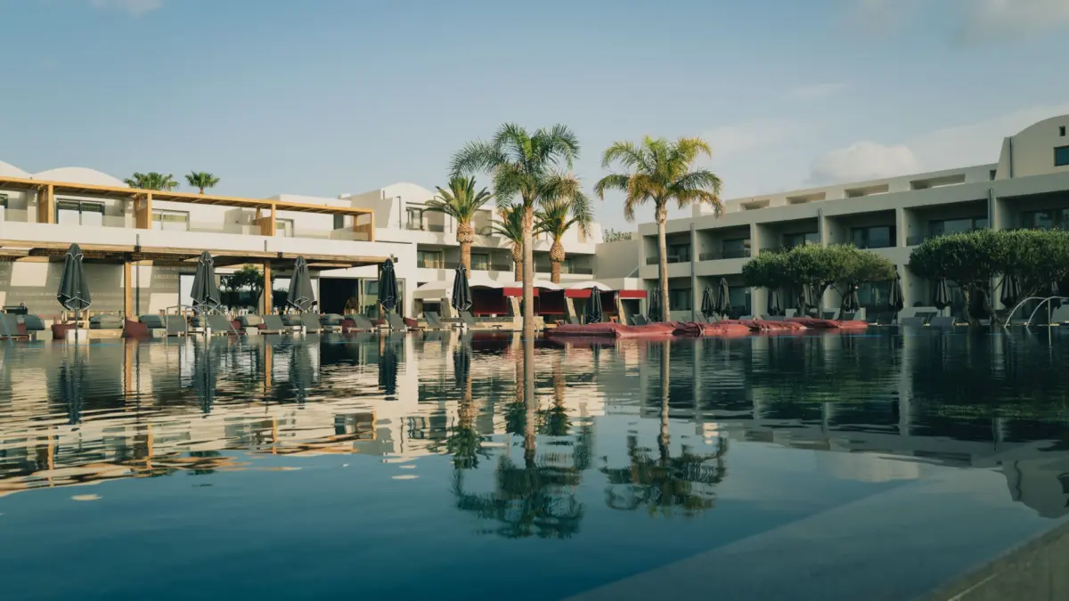 Resort de lujo con piscina infinita en Creta, Grecia