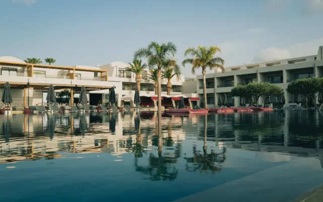 Resort de lujo con piscina infinita en Creta, Grecia