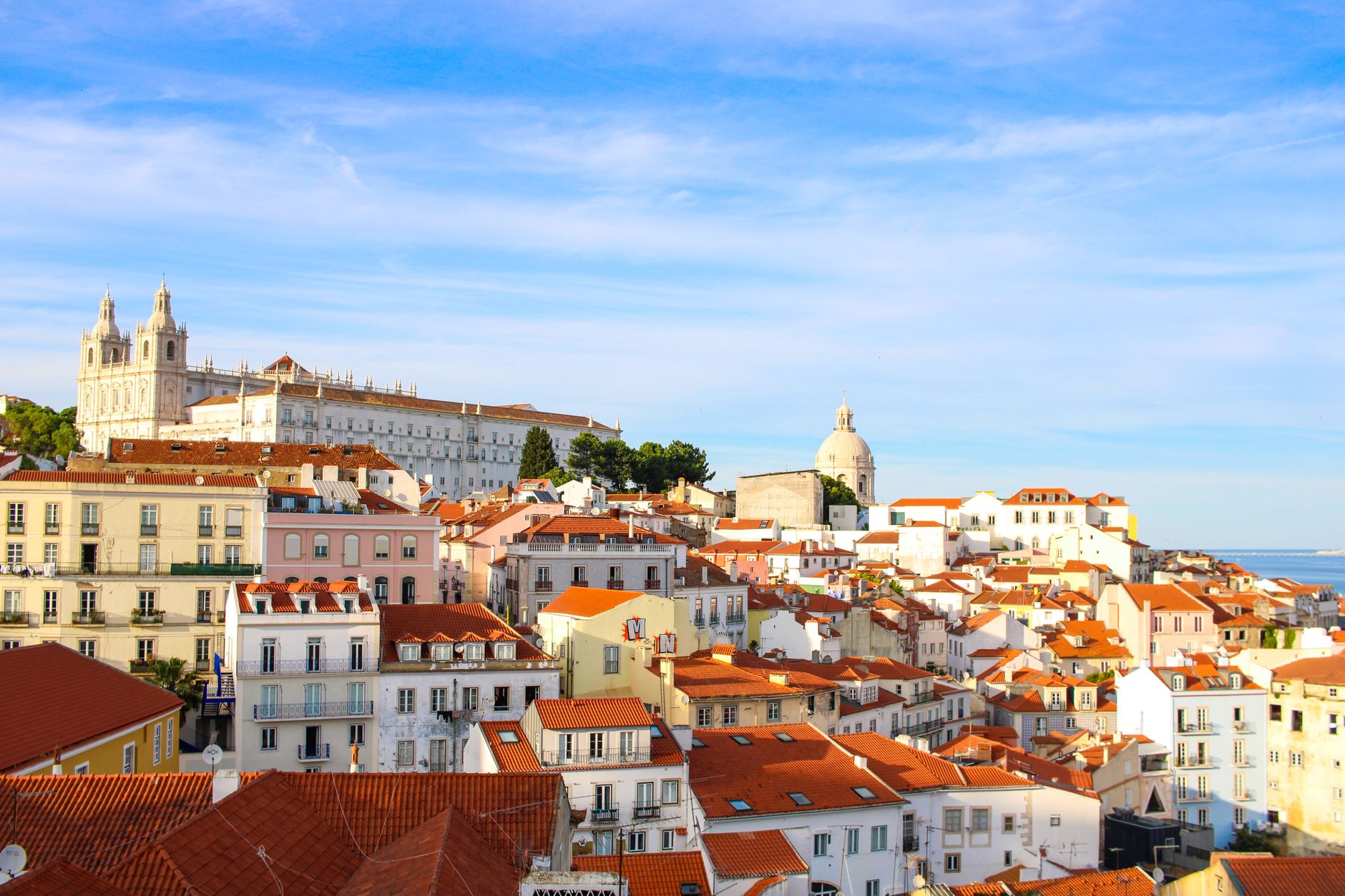 Mirador de Lisboa con vistas sobre los tejados coloridos
