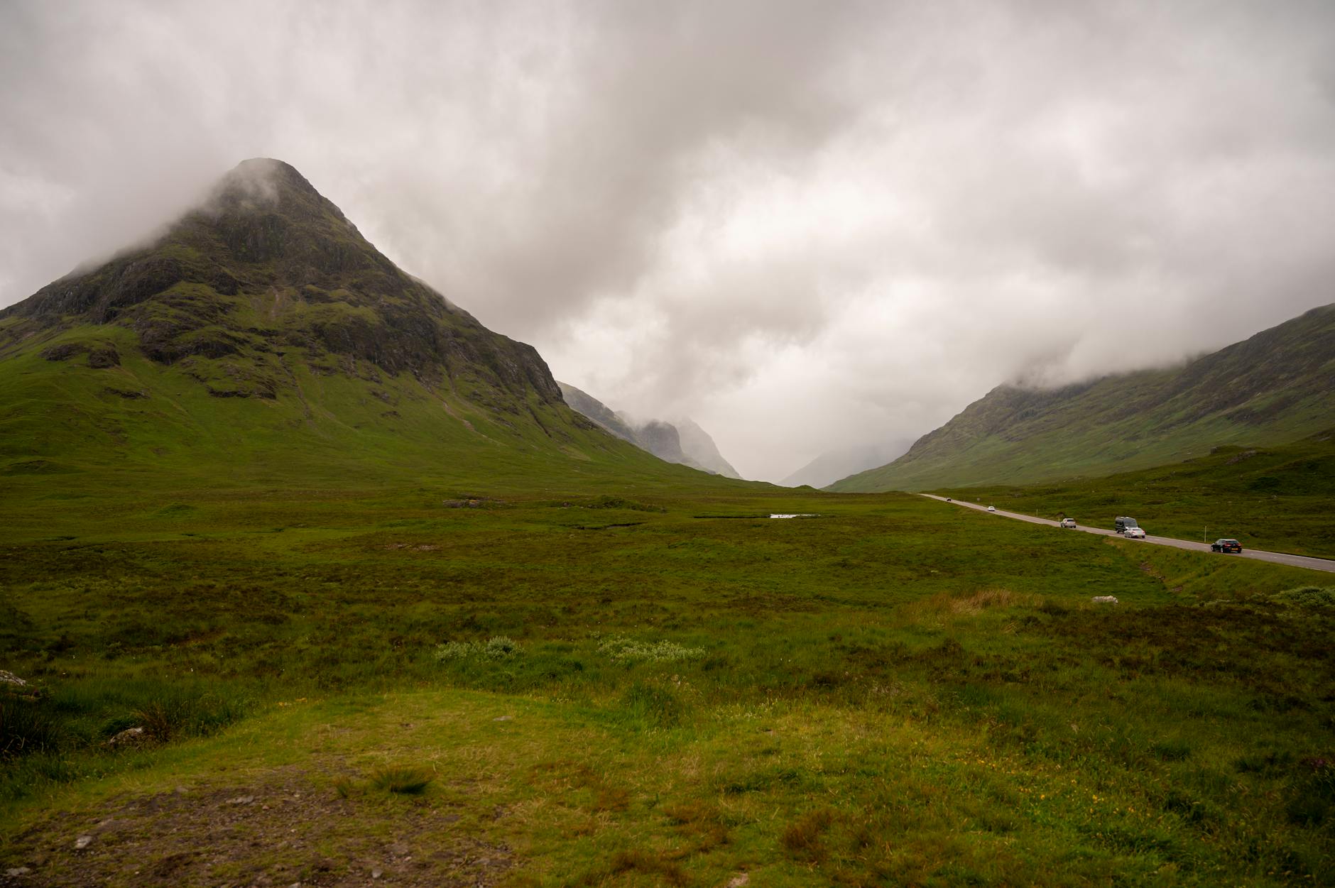 Escocia: guía de viaje para descubrir las Highlands en 2026 2 Lago escoces rodeado de montanas en dia de verano