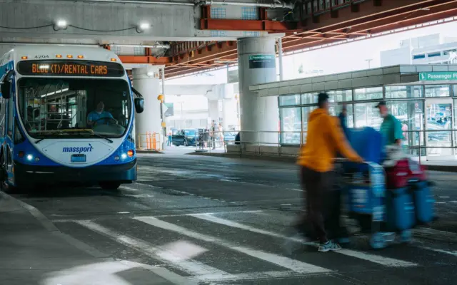 Mostrador de alquiler de coches en aeropuerto internacional