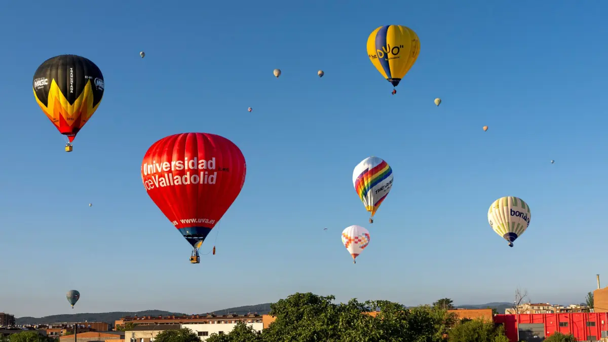 Globo aerostático sobrevolando los valles y campos de Cataluña al amanecer