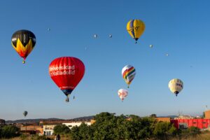 Globo aerostático sobrevolando los valles y campos de Cataluña al amanecer