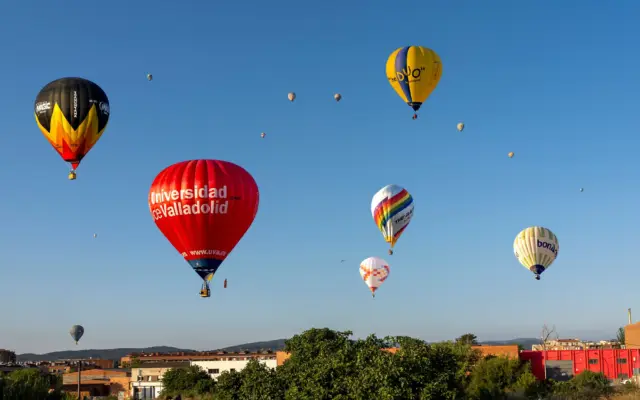 Globo aerostático sobrevolando los valles y campos de Cataluña al amanecer