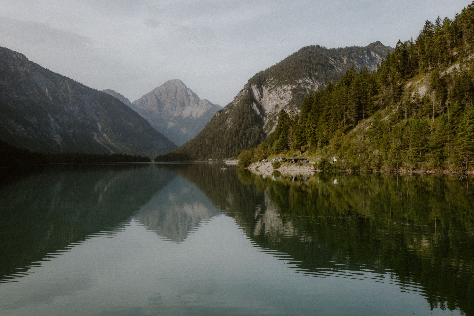 Parque y zona de camping junto al río en Austria
