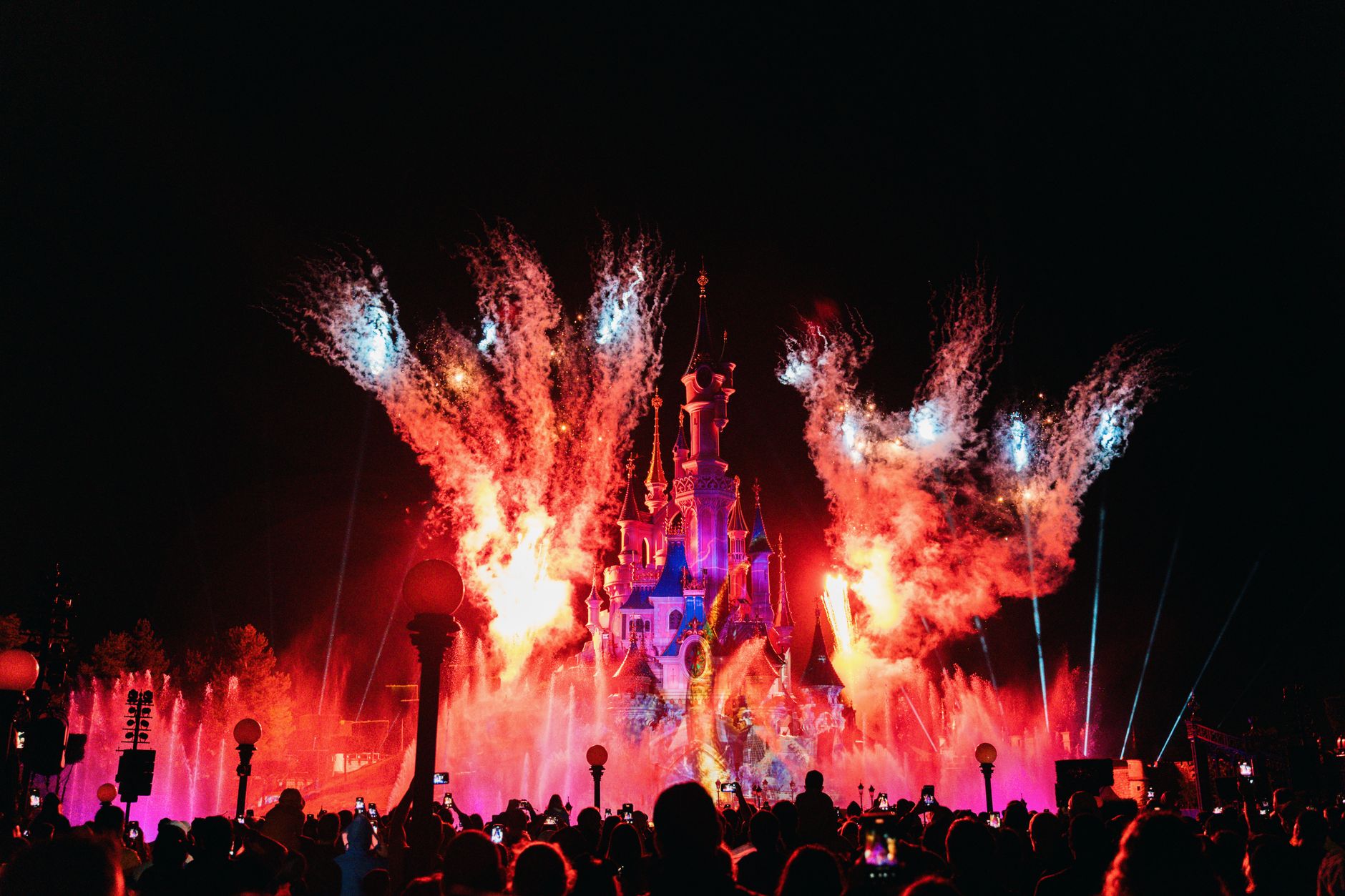 Disneyland París en 2026: guía para adultos y familias 1 Vista del castillo de Disneyland Paris desde Main Street